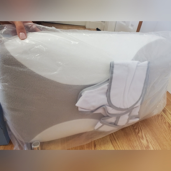 Babocush newborn pillow - lightly used - Picture 4 of 6